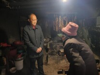 破冰除险暖民心 敲门宣传护平安——洞口县石柱镇筑牢冰冻雨雪天气安全防线