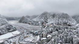 雪后山村展新卷