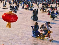 周末什刹海冰场变身欢乐“冰雪乐园”