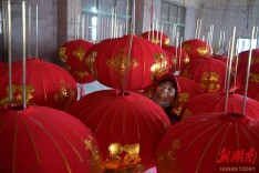 赶制灯笼迎新春