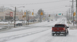 冬季风暴致美国超13000架次航班被取消