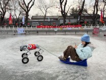 什刹海冰场今冬首次引入！机器狗化身“雪橇犬”