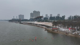 -3℃的冰寒挑战！汨罗冬泳爱好者上演“速度与激情”