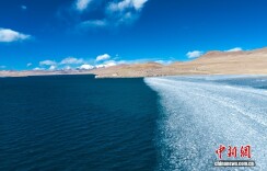 西藏山南：普莫雍措冰推似钻镶嵌蓝湖