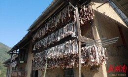 新田：腊月瑶乡腊肉香 “熏”热乡村好光景