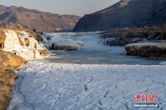 陕西黄河壶口瀑布现“冰岸齐平”景观