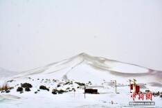 新疆库木塔格沙漠迎今冬首场降雪