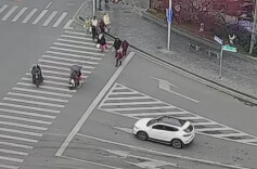 车辆自燃瞬间烧成“空壳”，消防员火速扑救