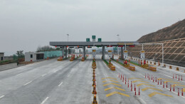 新宁：新新高速“叩开”山门 浪漫丹霞“拥抱”世界