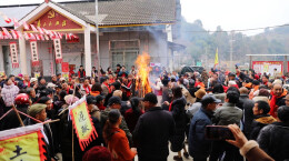 桃源县刘坪村年货节充满烟火气，各种“土味”年货颇受游客青睐