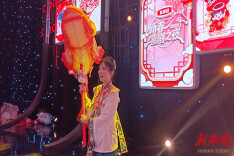 溆浦非遗“故事灯”闪耀央视舞台 龙潭千年技艺亮相《新春喜剧之夜》