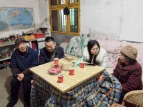 双峰县荷叶镇中心小学：工会送暖迎新春 情深意长系桑榆