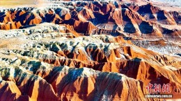 内蒙古乌兰察布：红崖台地色彩浓烈景色壮美