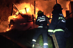 烧火取暖致木屋起火，消防员紧急救援