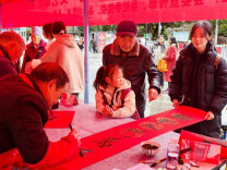 桂东：“文化集市”引人潮 墨香传情年味浓