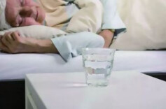 天干物燥，老年人晨起口干怎么办？中医专家送上“补水方”