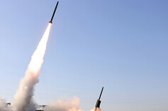 朝鲜导弹总局进行大口径火箭炮武器系统试射