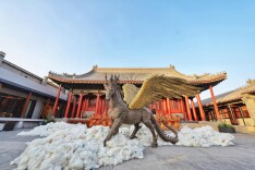 在古建里遇见2.83米高的“潮玩”？“马上上马”！