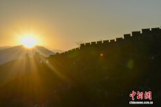河北滦平：金山岭长城霞光万道 壮美如画