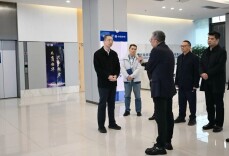 周健在新区智能网联片区调研