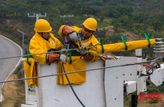 国网洪江市供电公司：带电作业护暖冬