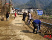 圳上镇懂溪村开展“净路行动”喜迎春节返乡乡亲