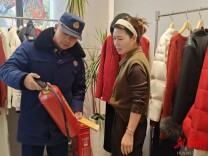 消防宣传进商铺，织密冬季“防火网”