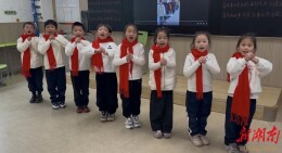 张家界文郡实验学校低年级期末大剧，让每个孩子都能站上发光舞台