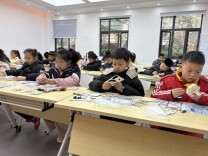 巧手“智”作声光台灯 寒假玩转科技小发明