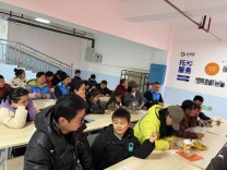 南站童心送暖意 助残行动传温情