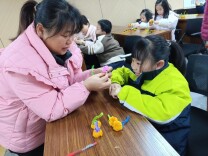 放下手机做扭花，高云社区亲子活动促共育