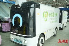 在现场：“无人快递员”跑遍大街小巷