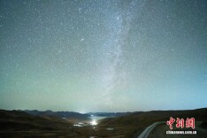 双子座流星雨划过西藏羊湖上空