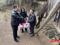 怀化市公路建设养护中心驻村工作队开展春节敬老慰问活动