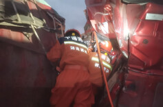 两辆重型半挂车相撞，消防紧急救援