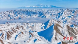 新疆呼图壁：雪染丹霞绘就冬日水墨长卷
