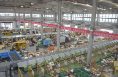 桑植客货邮分拣中心迎战首个春节物流高峰，智能枢纽力保年货高效转运