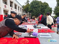 “联好、字好、心情好！”汨罗屈子祠村送春联活动获村民点赞
