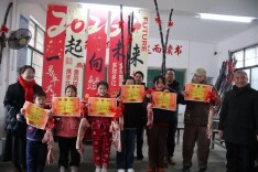 洞口县花园镇巷子小学散学礼赠“三宝”寄祝福