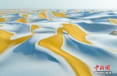 新疆尉犁：塔克拉玛干沙漠覆盖皑皑白雪