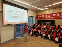 少年担当“宣传员”，杏花园社区青春力量共护平安冬日