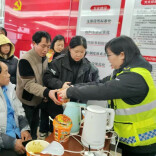 糟心!大巴车凌晨抛锚 暖心！湖南高速员工及时伸出援手