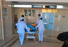 高空坠落重伤入院 两次手术重获新生