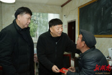 娄底市直机关工委赴岩里村开展春节前走访慰问