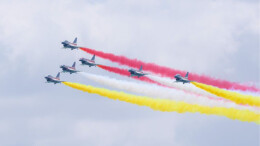 中国空军八一飞行表演队进行新加坡航展适应性训练