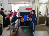 长沙市北雅中学：助力平安春运 争做雷锋传人