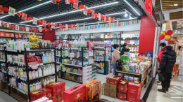 浙江义乌：“钢铁驼队”拉来“洋年货”