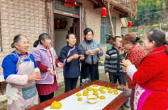靖州：栀香糍粑裹乡愁，苗乡邻里话团圆