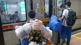 初中小孩哥，用一个背影征服网友！