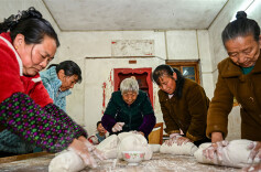 Villagers Make Traditional Food for Spring Festival